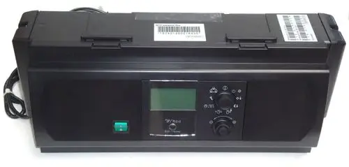 Daikin Elektronikgerät mit Display und Bedienfeldern, einschließlich mehrerer Tasten und eines Anschlusskabels, in schwarzer Farbe.